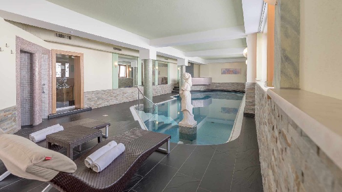 Wellness area with swimming pool